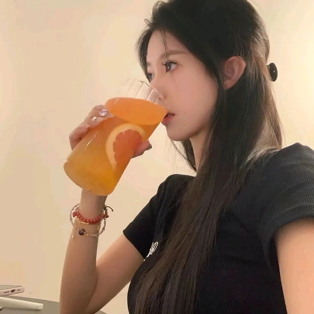 喝饮料温柔侧脸女生头像