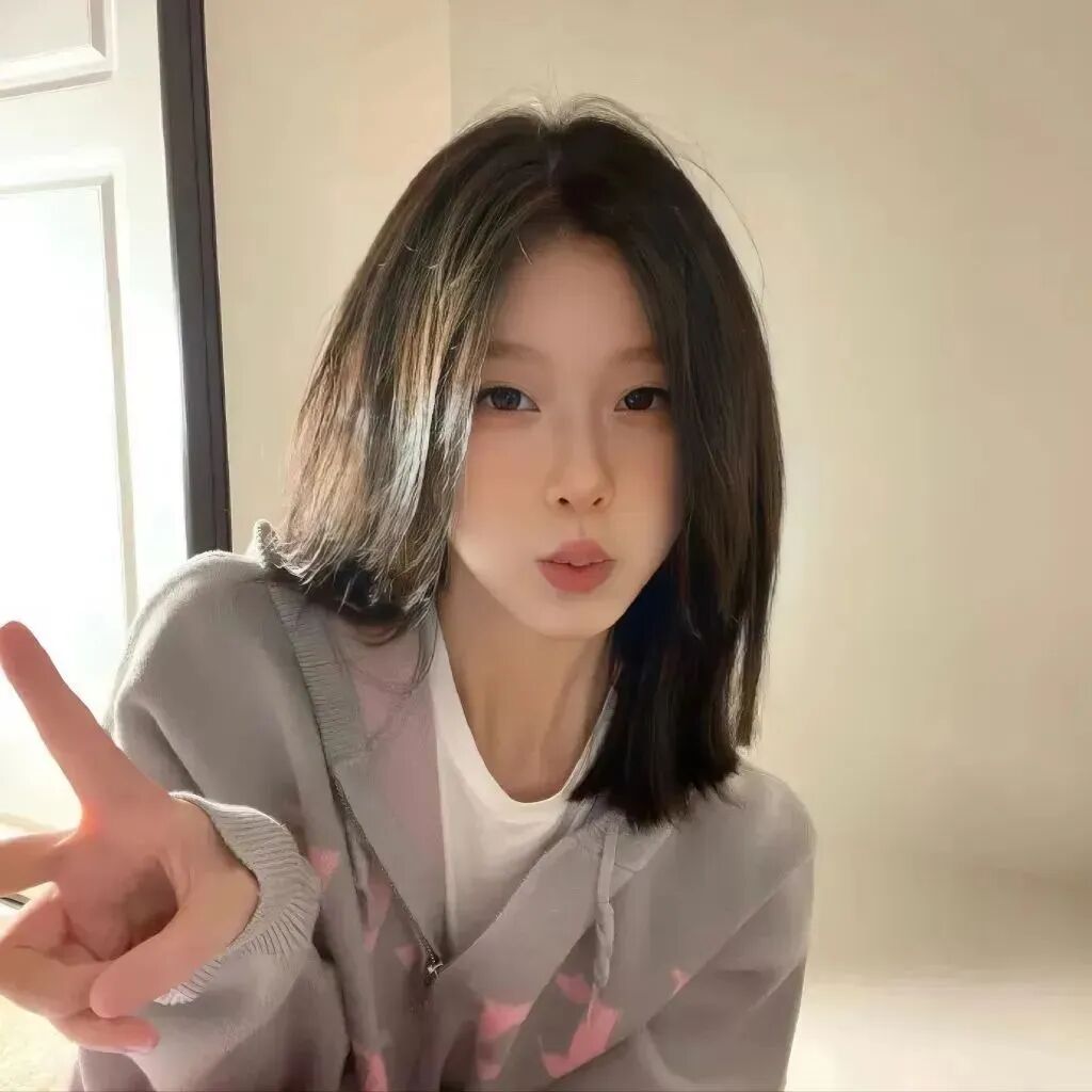剪刀手小众女生头像