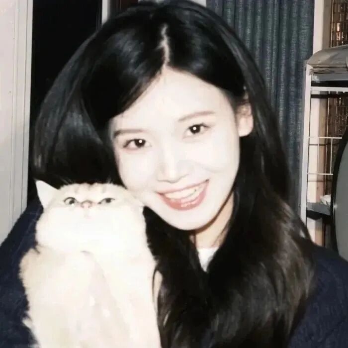 抱着猫咪爱笑温柔女生头像