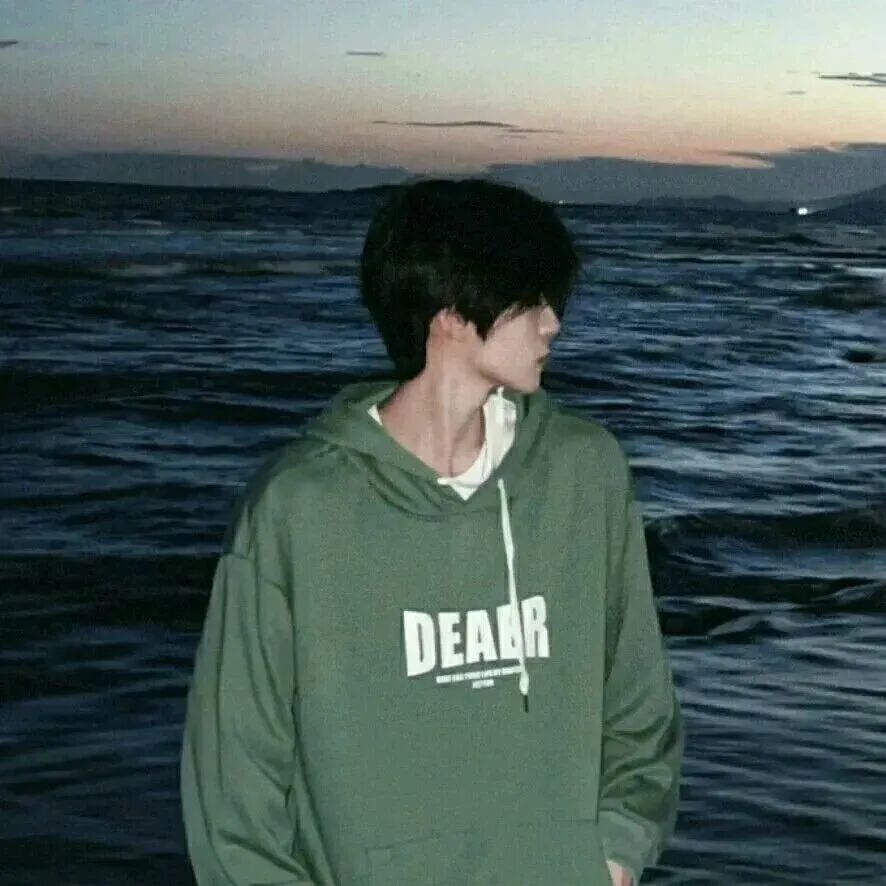 氛围感海边侧脸男生头像