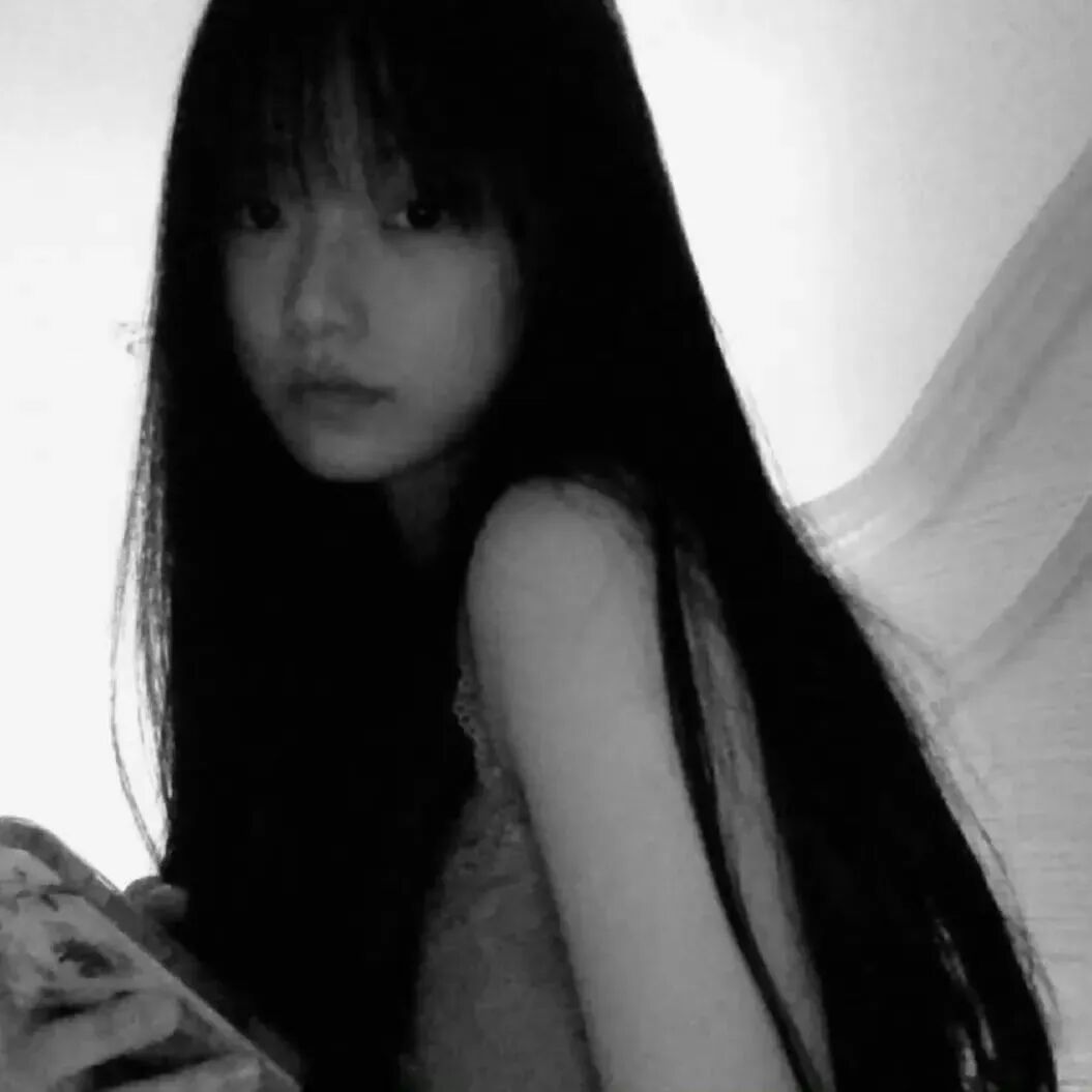 黑白小众女生头像