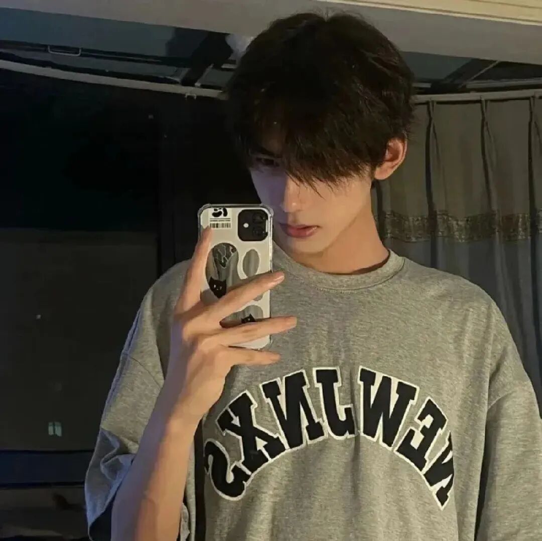 自拍手机帅气男生头像