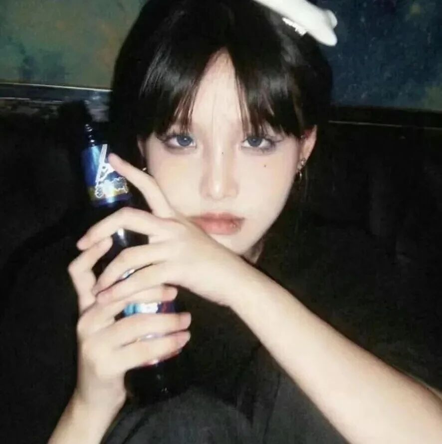 喝酒小众女生头像