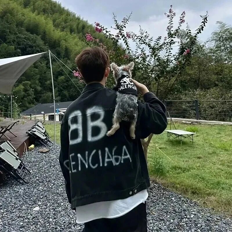 小清新抱着狗狗背影不露脸男生头像