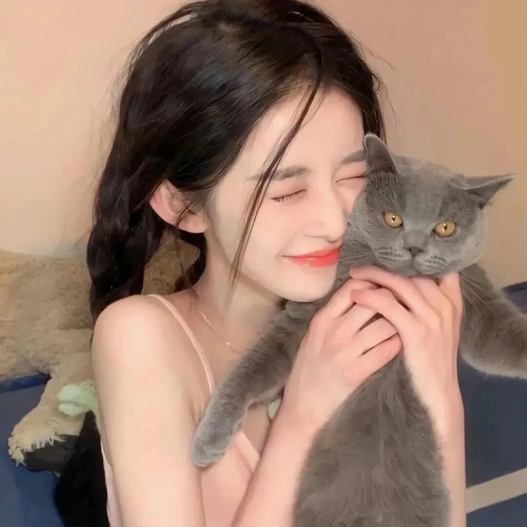 抱着猫咪爱笑甜妹女生头像