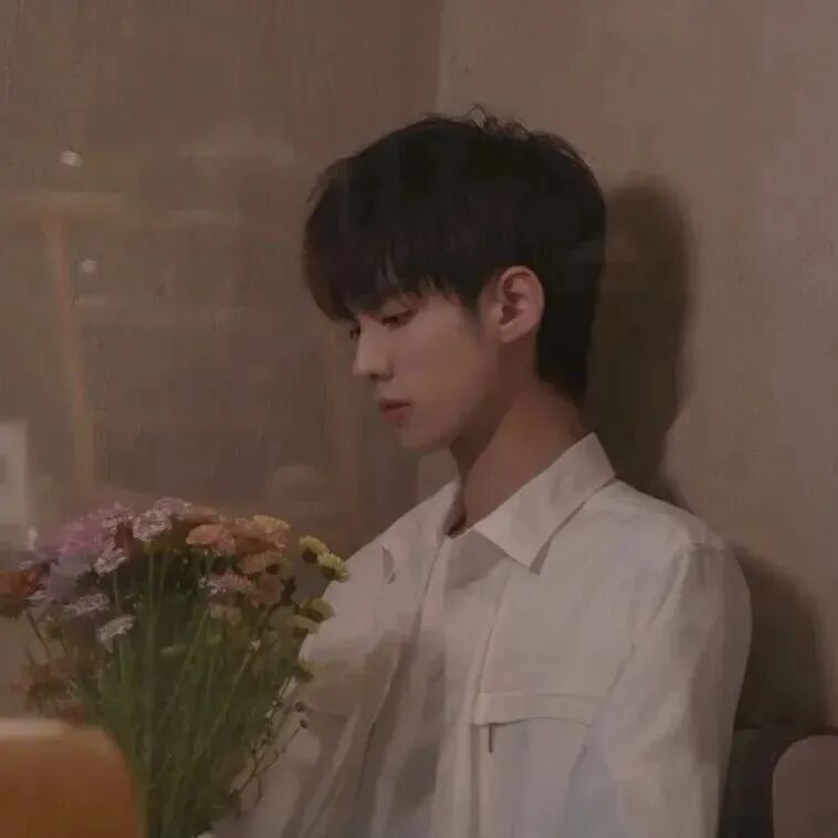 温柔鲜花侧脸男生头像