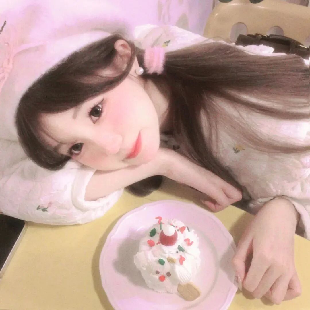 趴着甜妹女生头像