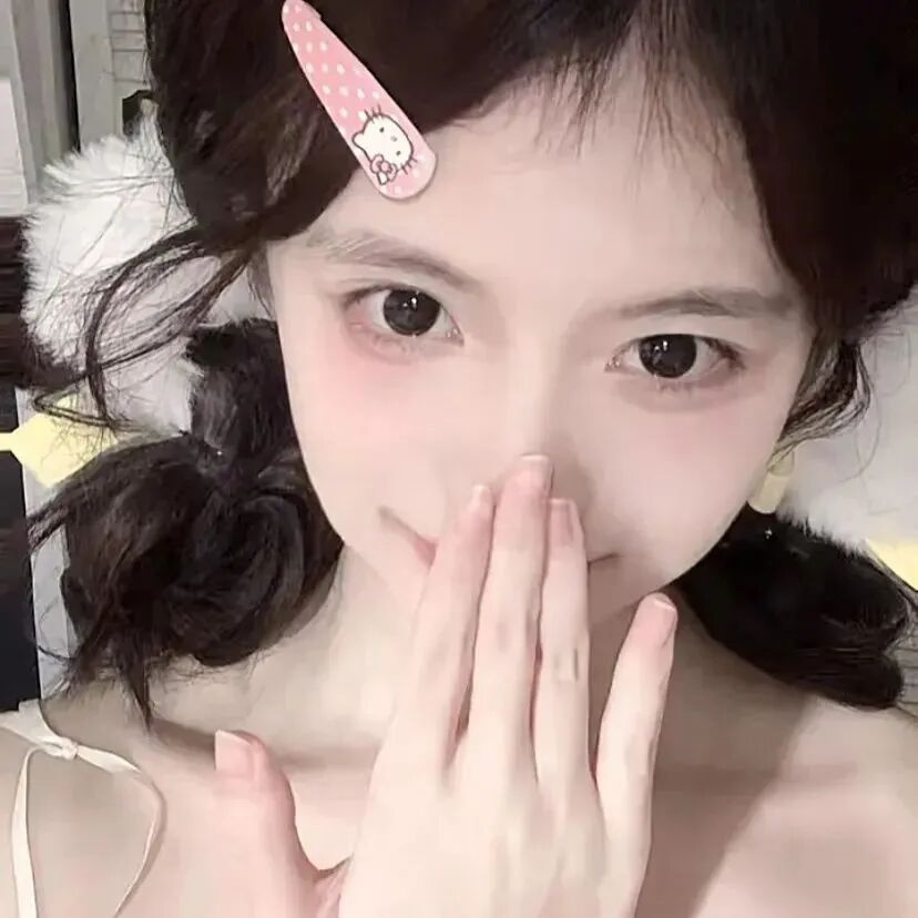 捂嘴甜妹女生头像
