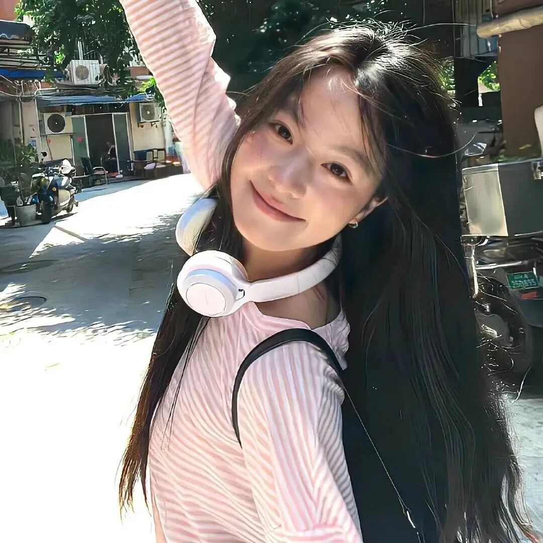 戴耳机温柔女生头像