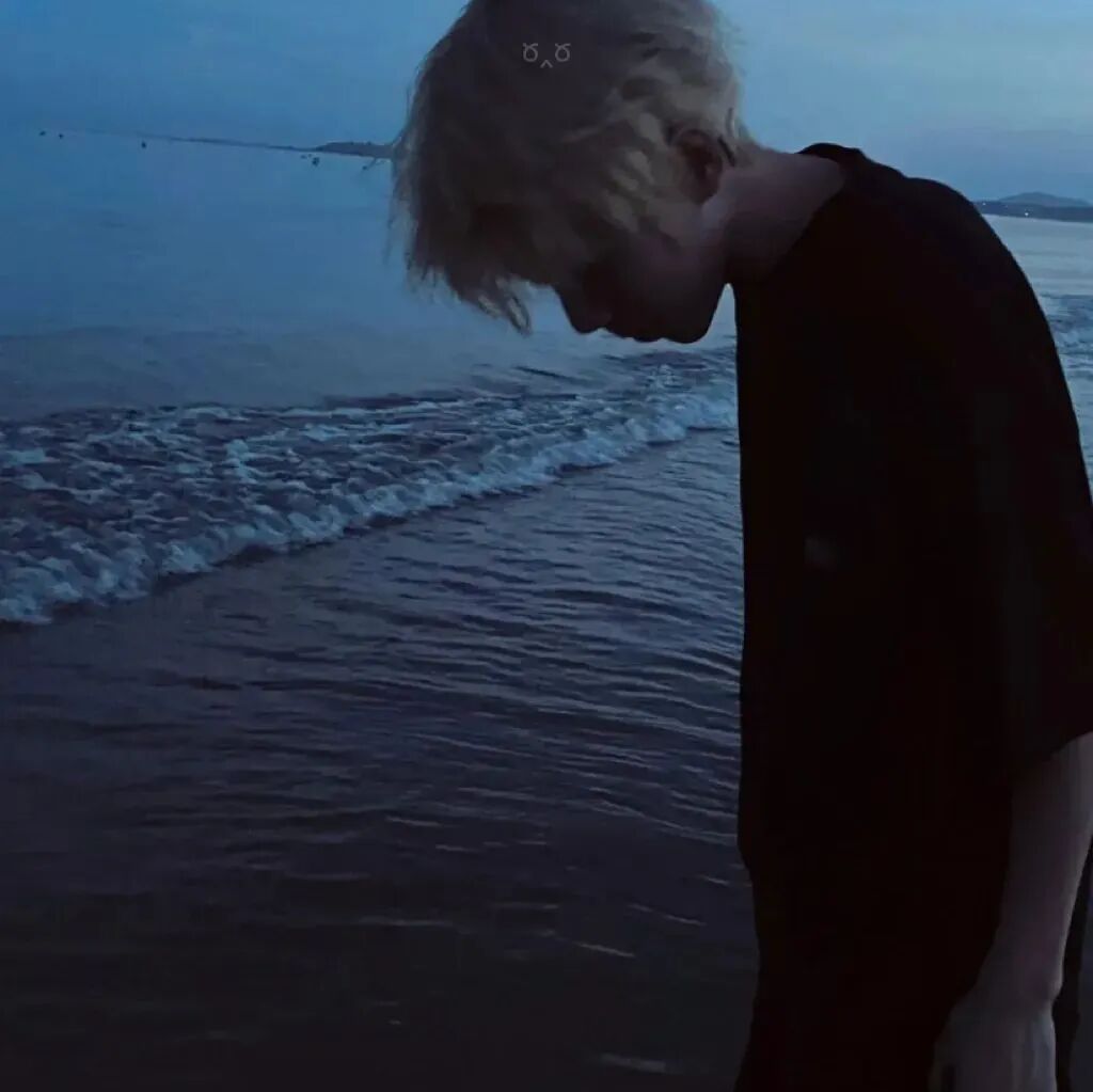 海边个性侧脸男生头像