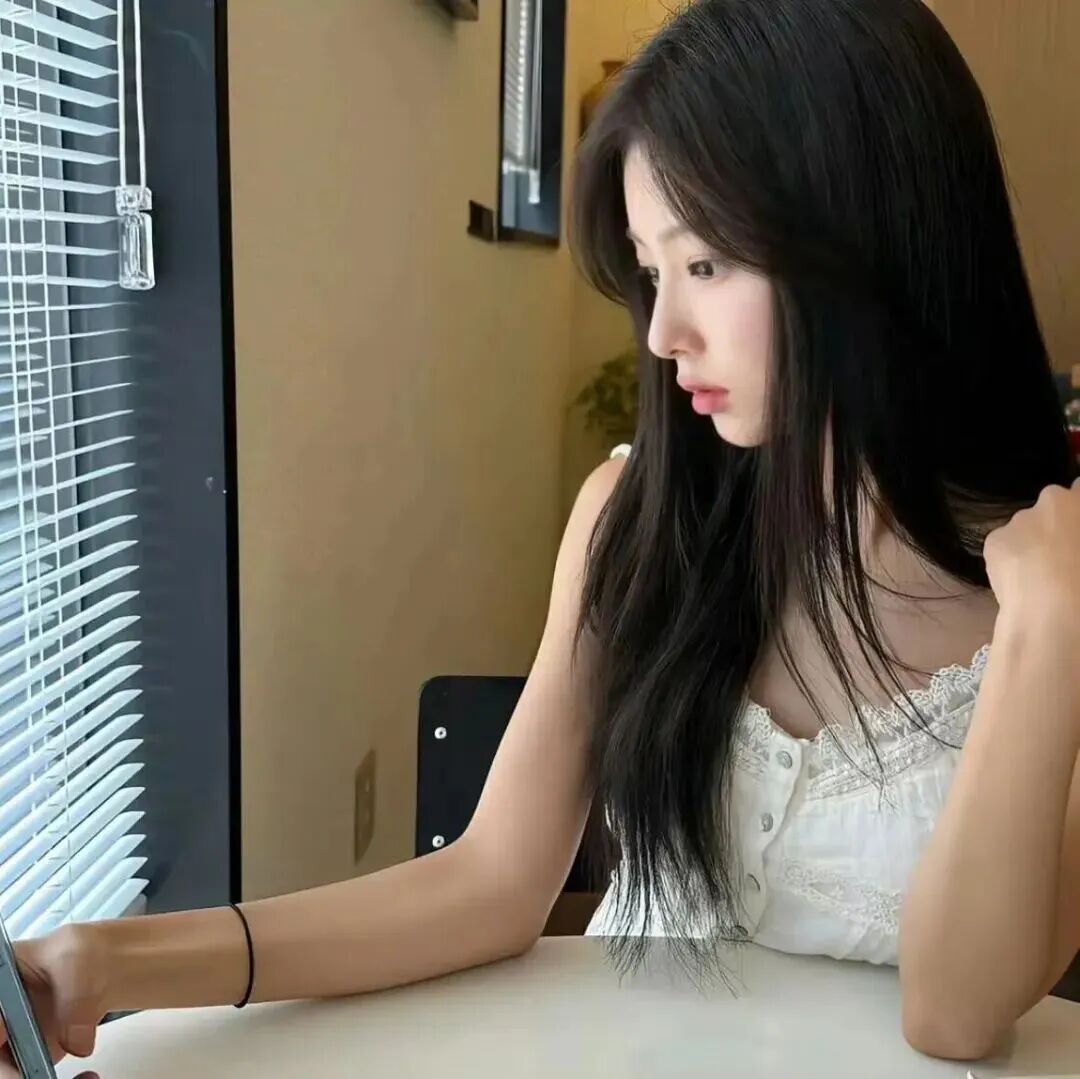 清冷侧脸女生头像