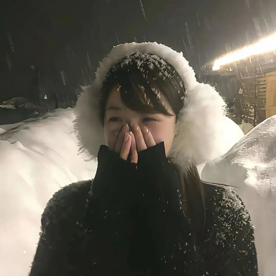 捂嘴冬天温柔女生头像