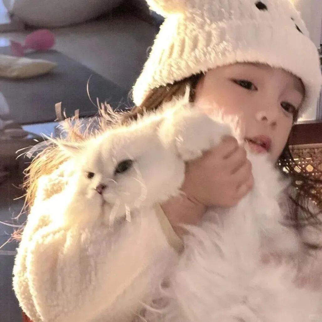 抱着猫咪小女孩萌娃头像