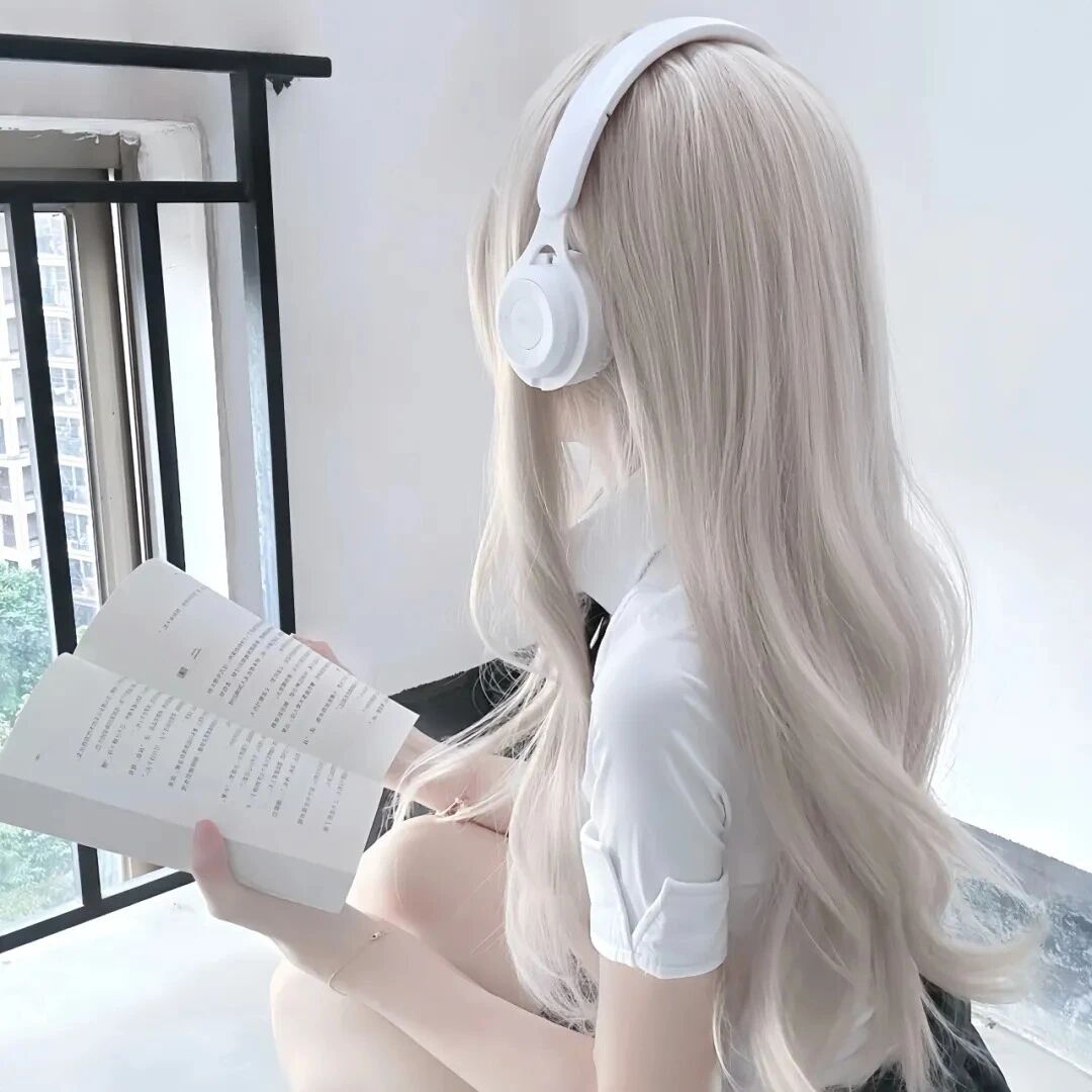 蹲着戴耳机看书少萝不露脸女生头像