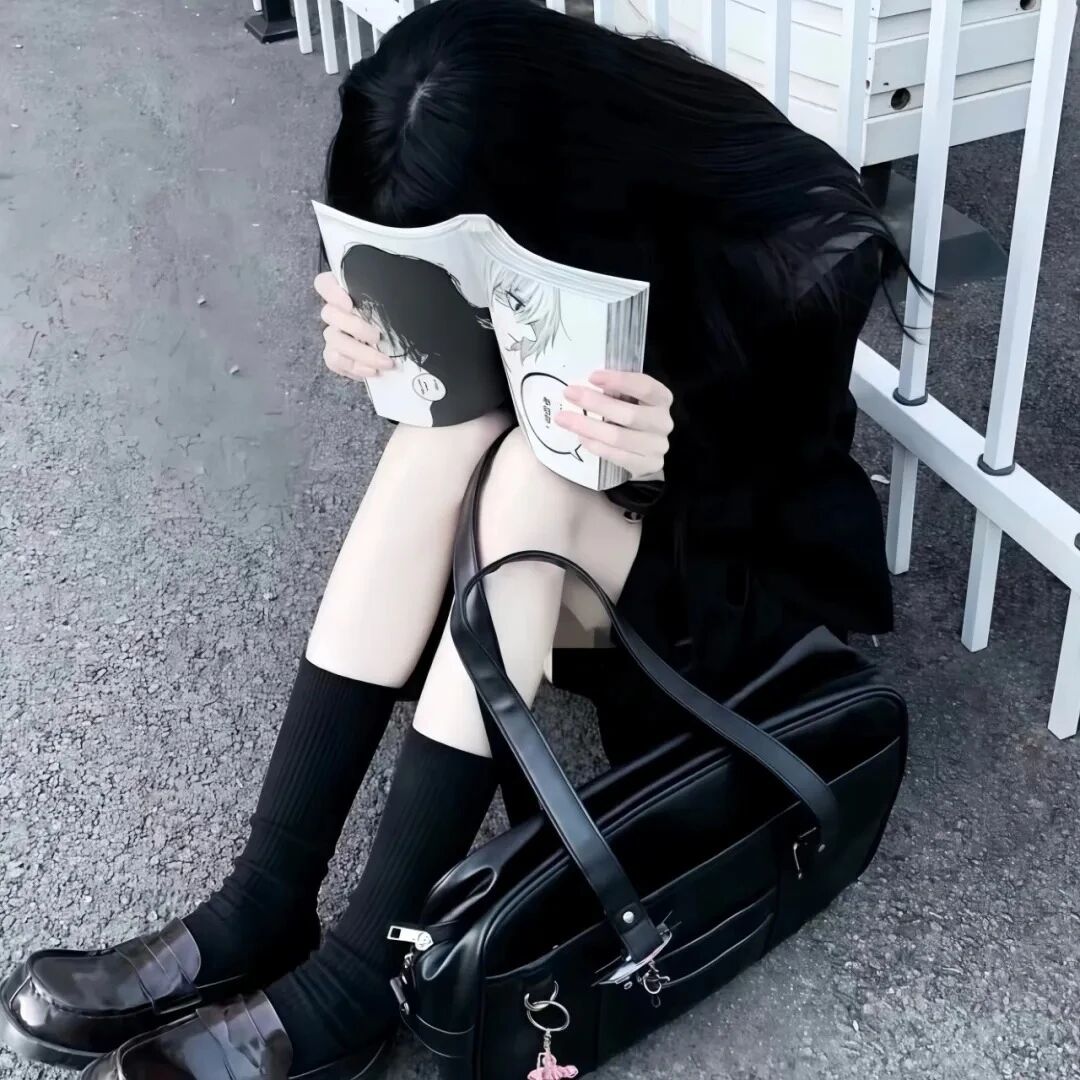 蹲着少萝不露脸女生头像