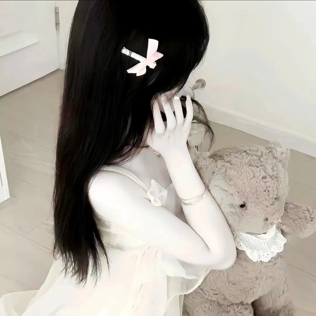 抱着小熊玩偶少萝侧脸女生头像