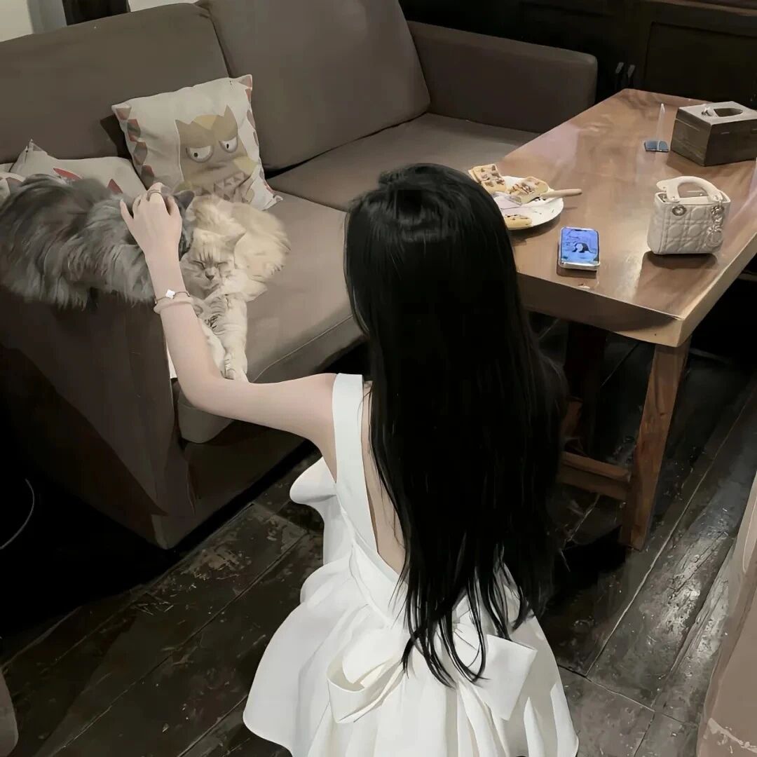 温柔背影不露脸女生头像