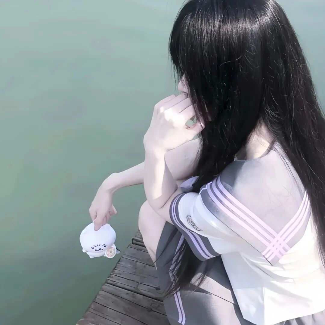 蹲着少萝不露脸女生头像