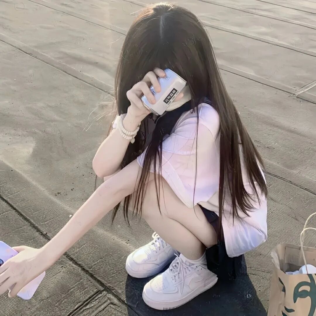 蹲着少萝不露脸女生头像