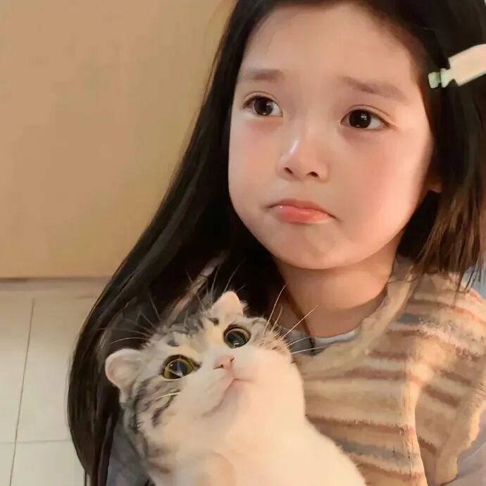 抱着猫咪小女孩萌娃头像