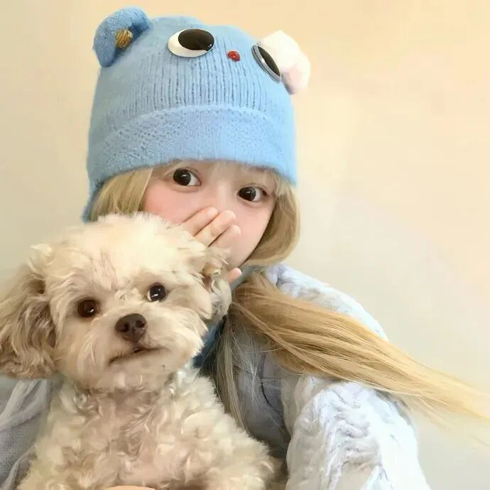 抱着狗狗小女孩萌娃头像