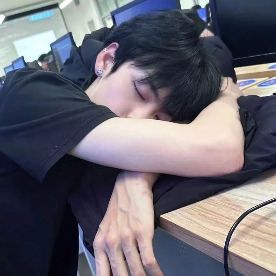 趴着小众男生头像
