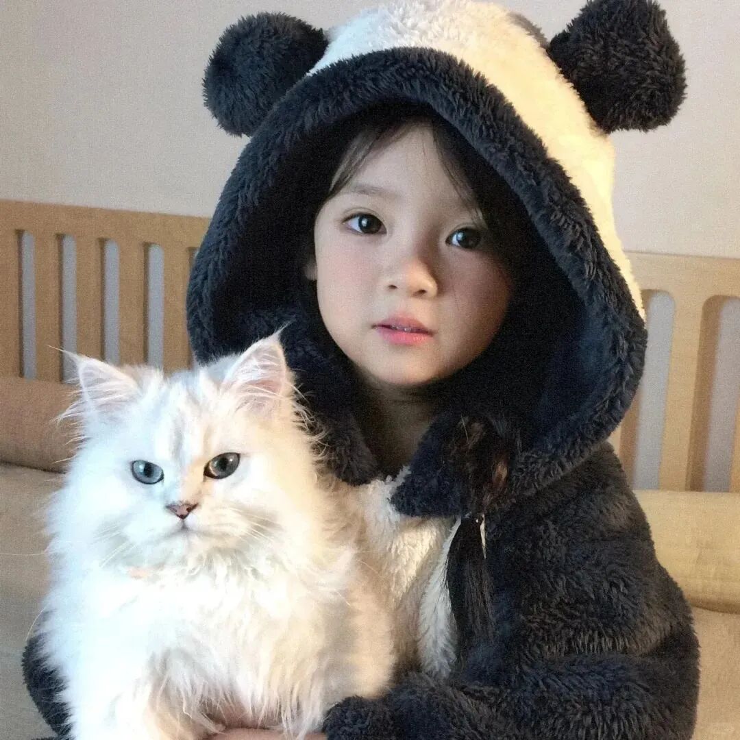 抱着猫咪小女孩萌娃头像