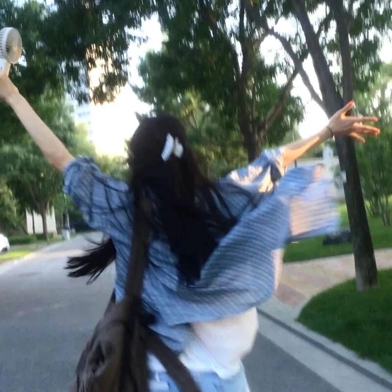 自由感背影不露脸女生头像