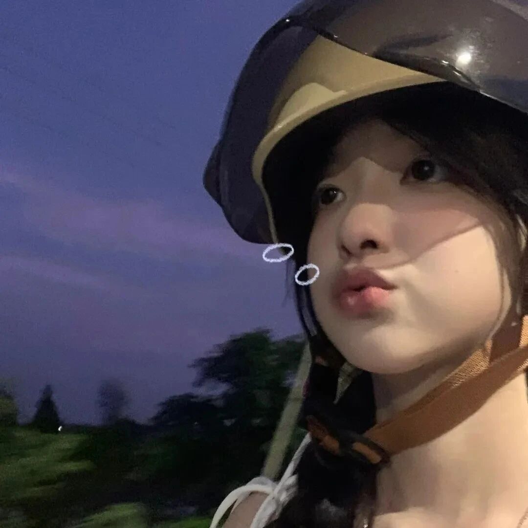 头盔甜妹女生头像