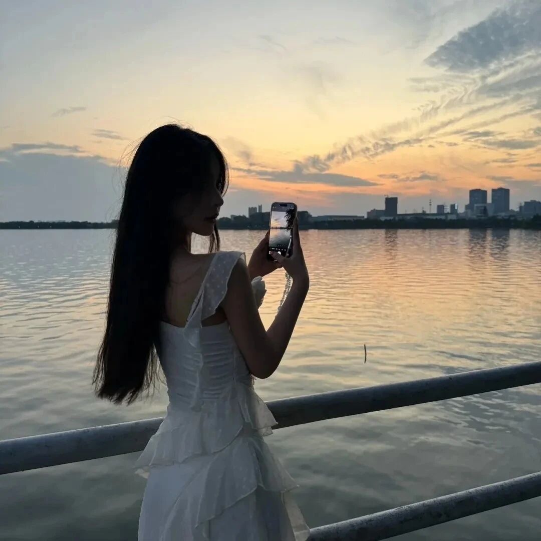 自拍手机海边气质侧脸女生头像