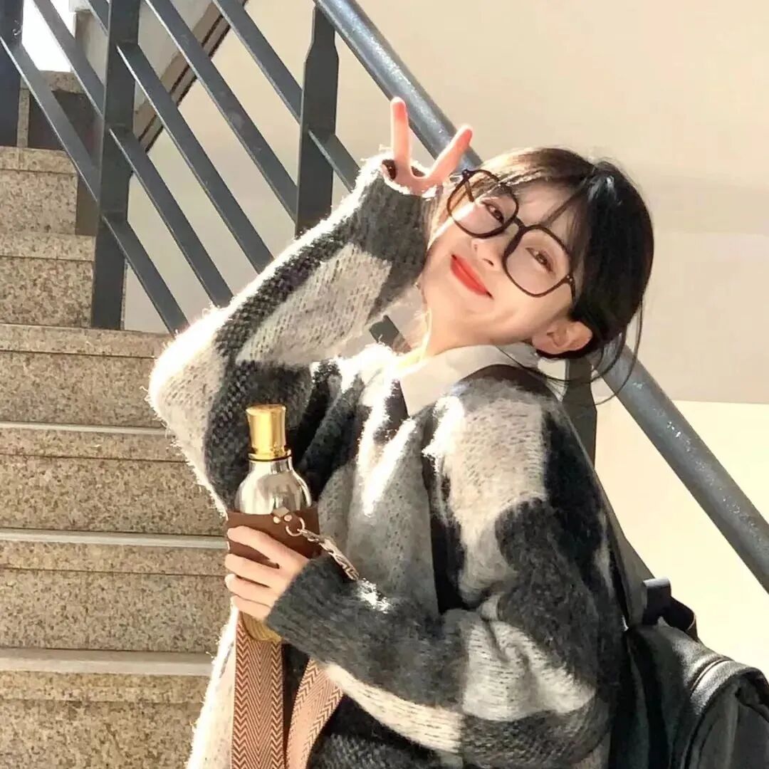 剪刀手甜妹女生头像