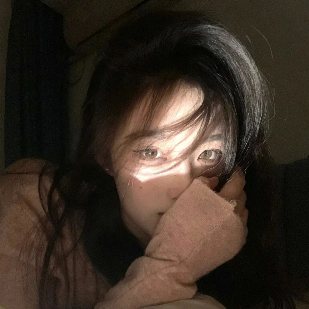 光感温柔女生头像