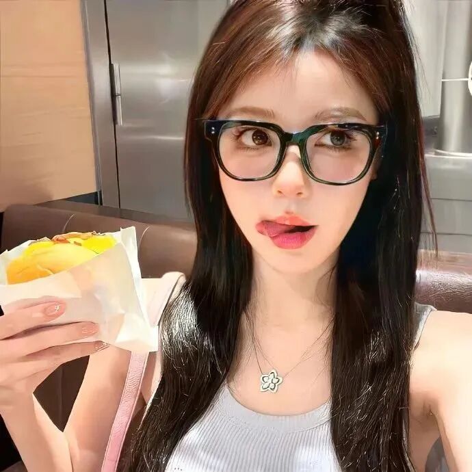 吃东西小众女生头像