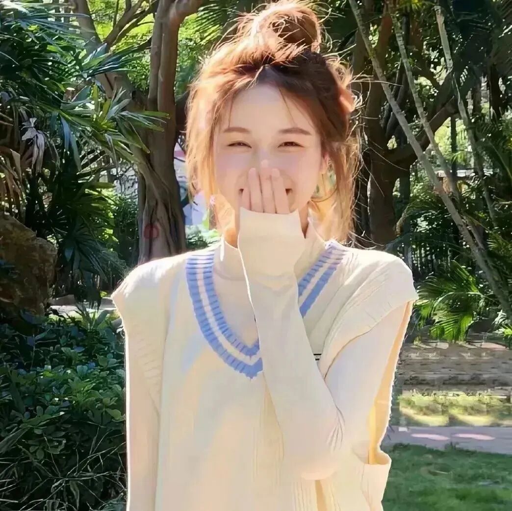 捂嘴甜妹爱笑女生头像