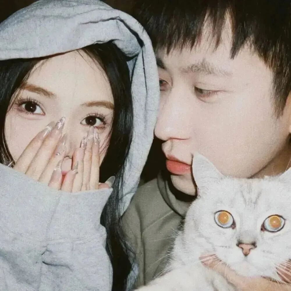 bzmaomixyzlianren抱着猫咪真人情侣头像
