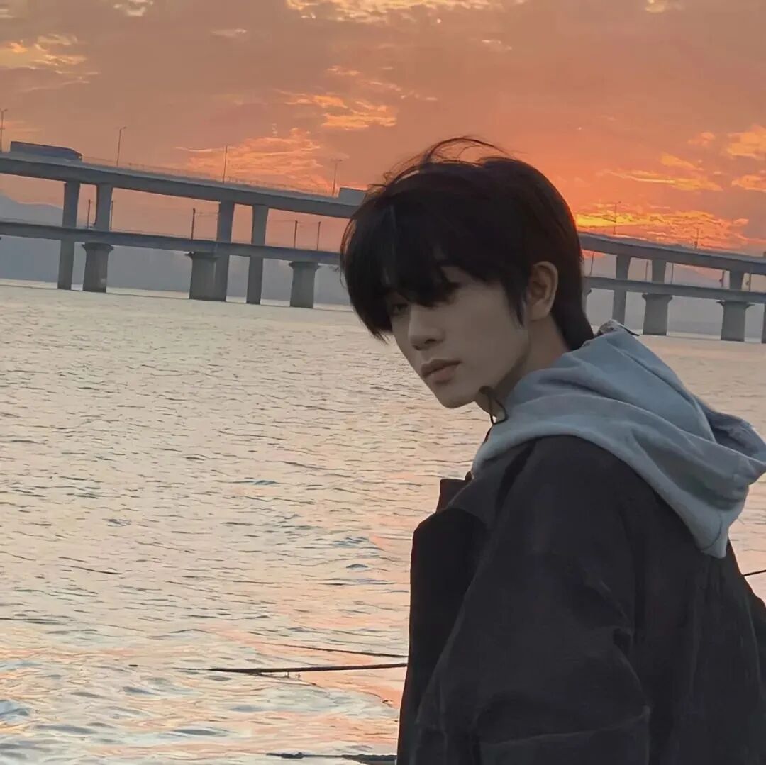 海边帅气男生头像