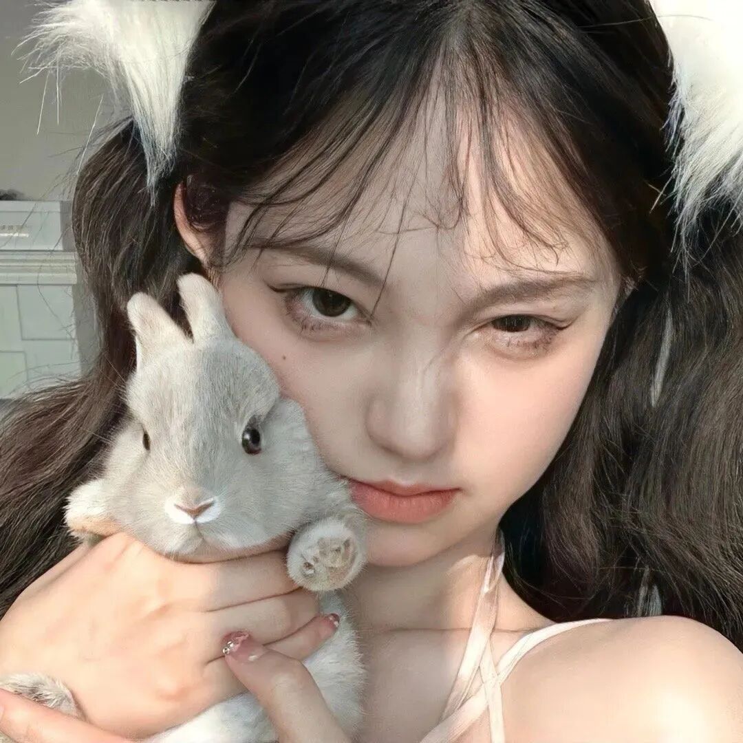 抱着兔子甜妹女生头像