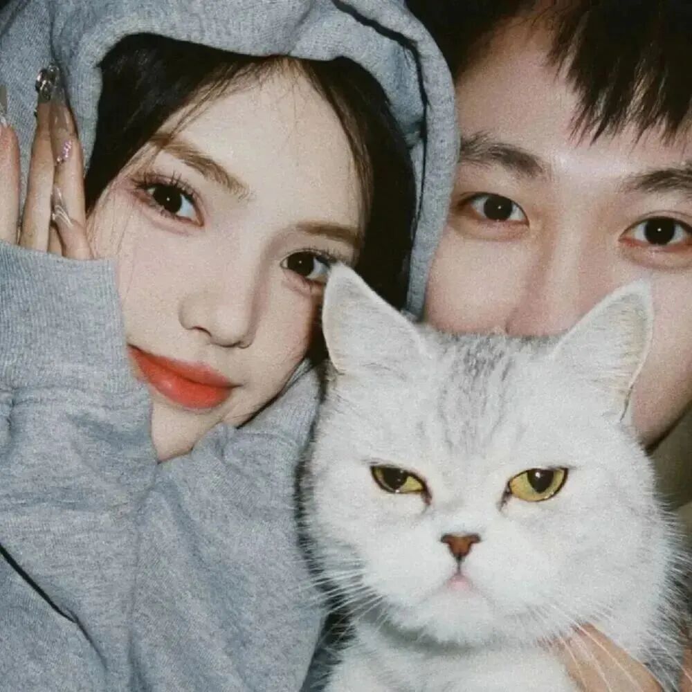 bzmaomixyzlianren抱着猫咪真人情侣头像