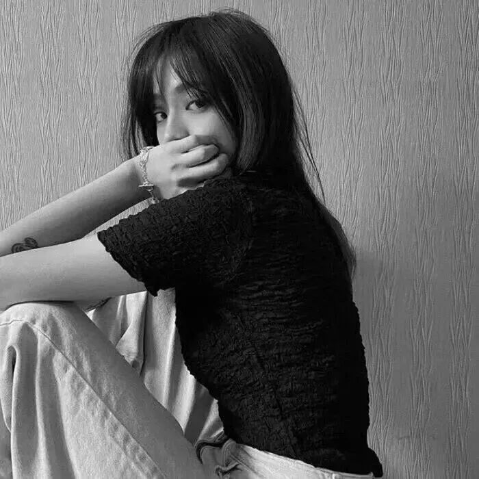 气质黑白女生头像