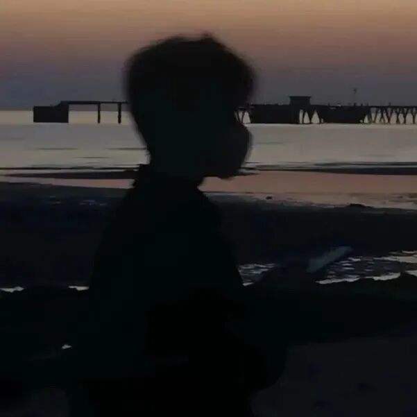 海边氛围感不露脸男生头像