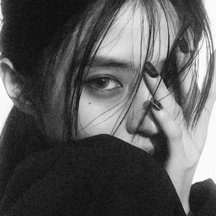黑白女生头像