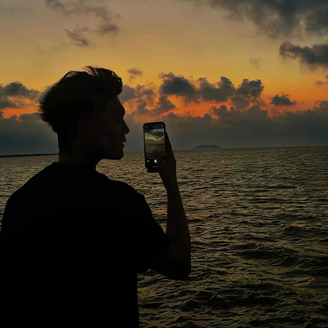 海边氛围感侧脸男生头像