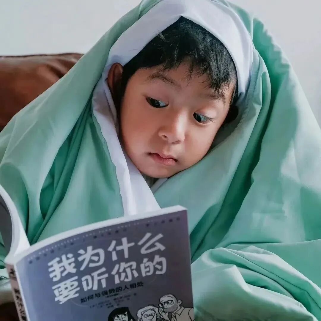 看书小男孩萌娃头像