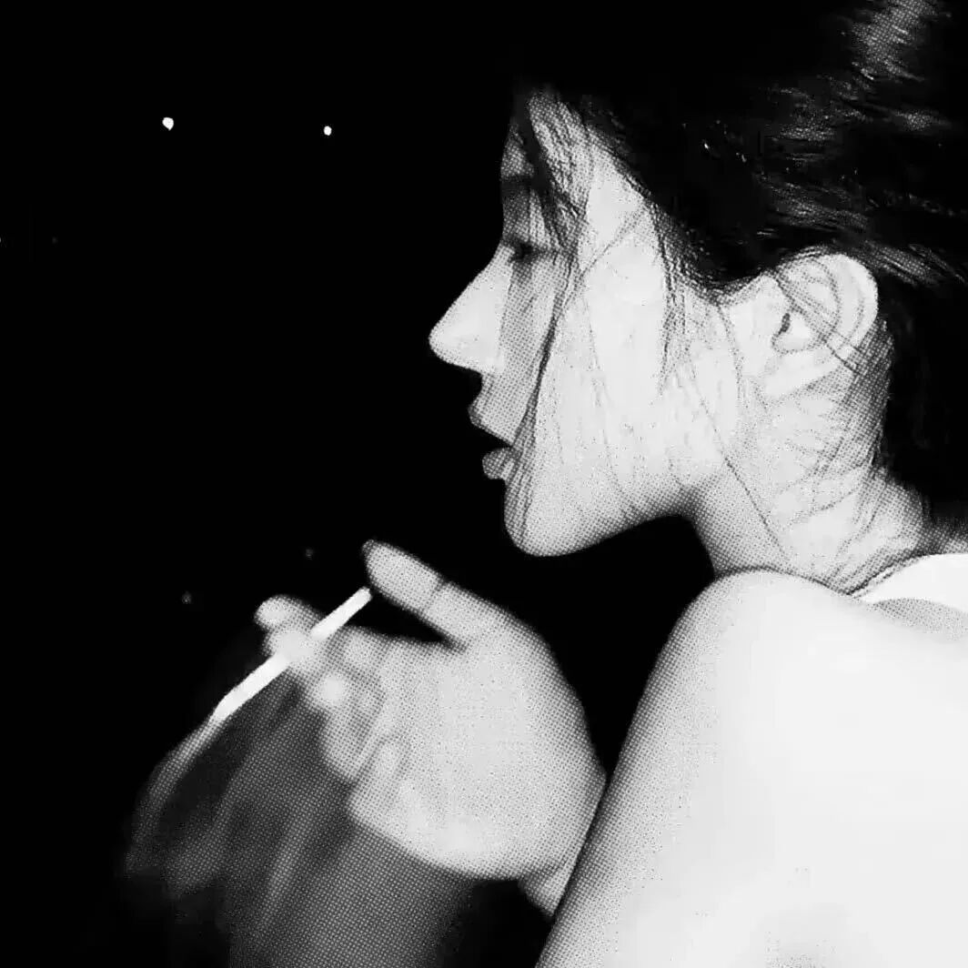 黑白侧脸女生头像