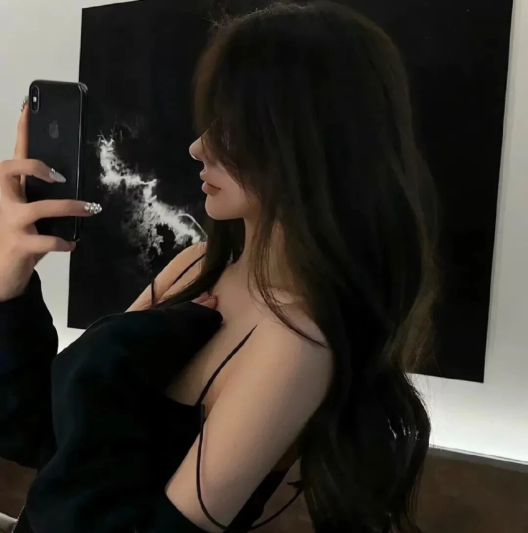 自拍手机纯欲侧脸女生头像