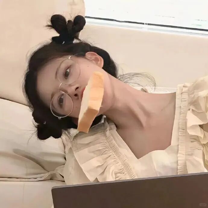 吃面包甜妹女生头像