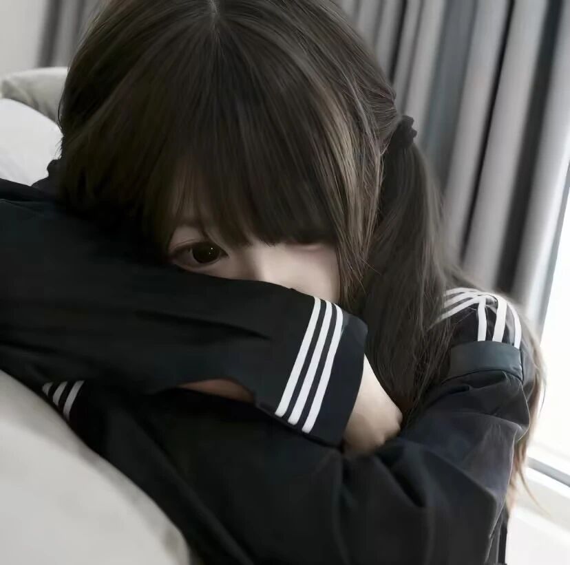 jk制服趴着少萝女生头像