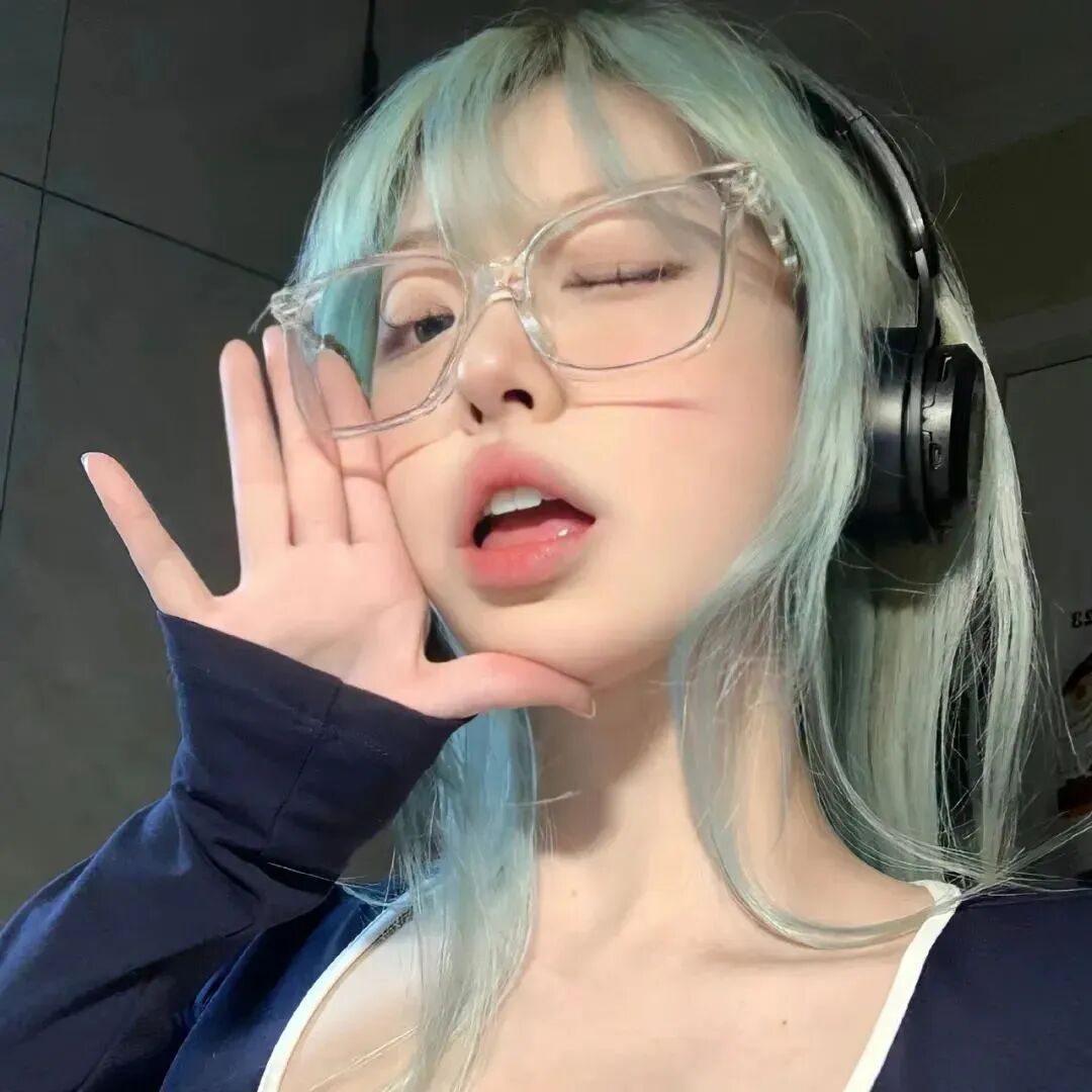 戴耳机纯欲女生头像