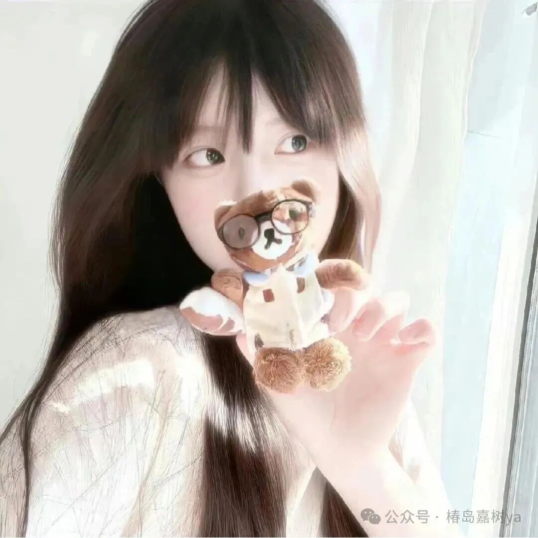 拿着玩偶甜妹女生头像