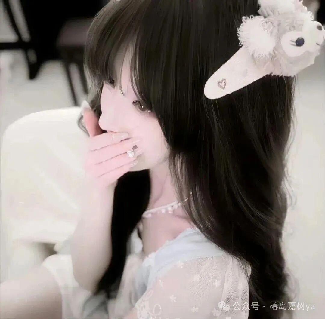 捂嘴少萝侧脸女生头像